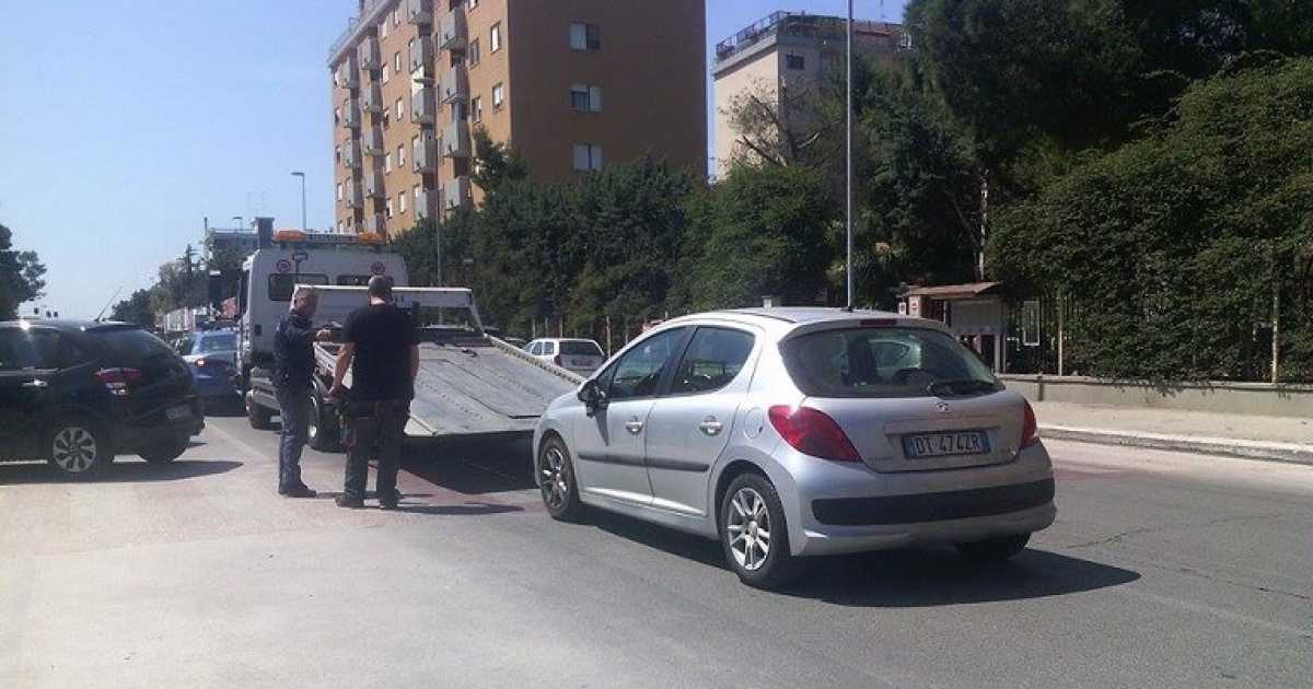 Bari, Parco 2 Giugno: trovato il cadavere di un giovane in un'auto